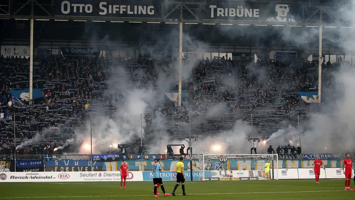 ARCHIV-29-02-2020-Baden-Wuerttemberg-Mannheim-Fussball-3-Liga-SV-Waldhof-Mannheim-1-FC-Kaiserslautern-26-Spieltag-Waldhof-Mannheim-Ultras-zuenden-Pyrotechnik