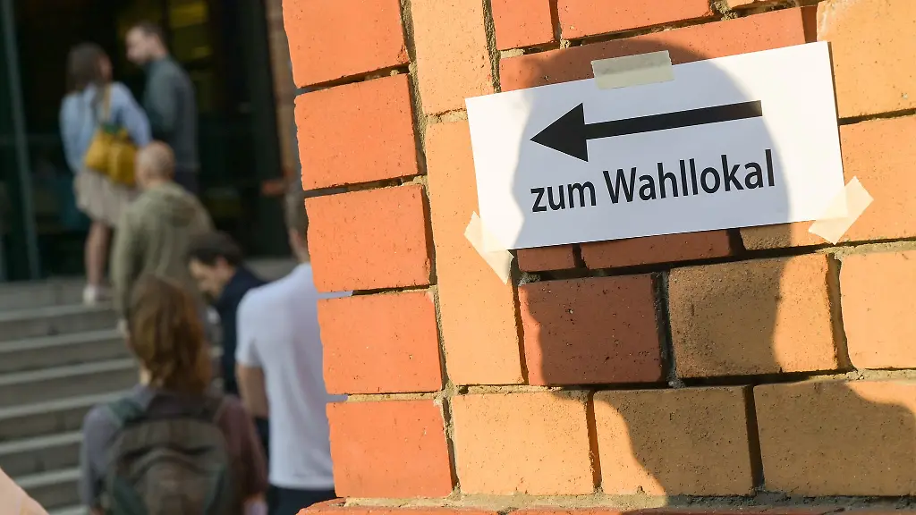 Der-Tuerkische-Bund-ruft-die-Menschen-mit-einer-Postkarten-Kampagne-zur-Stimmabgabe-bei-der-Berlin-Wahl-auf