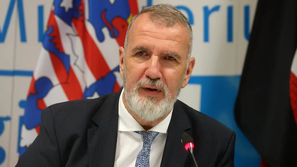 14-08-2026-Thueringen-Gera-Steffen-Schuetz-BSW-Minister-fuer-Digitales-und-Infrastruktur-in-Thueringen-spricht-bei-einer-Pressekonferenz-nach-einer-Tagung-der-Ost-Verkehrsminister-Bei-dem-Treffen-geht-es-um-aktuelle-Verkehrs-und-infrastrukturpolitische-Herausforderungen