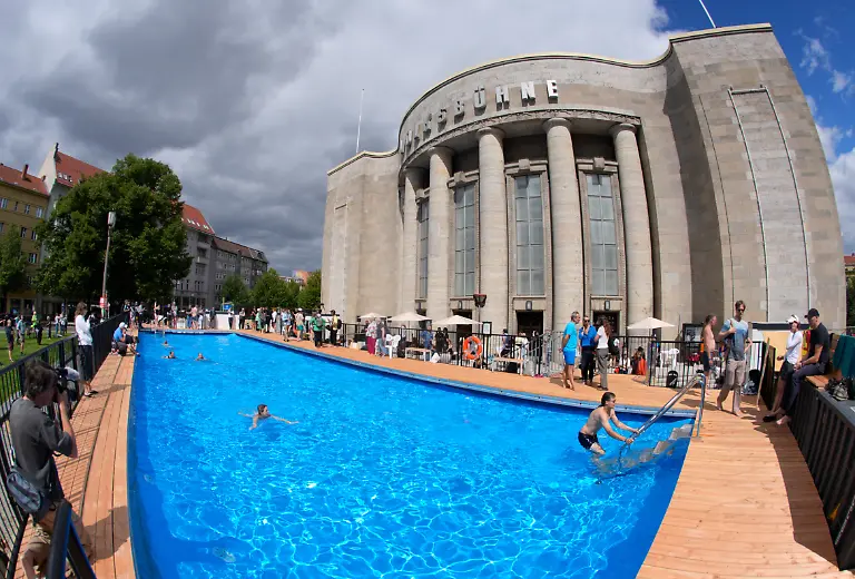 Erste-Gaeste-schwimmen-im-Wasser-des-oeffentlichen-Schwimmbeckens-vor-der-Volksbuehne-am-Rosa-Luxemburg-Platz-Mit-dem-Volksbad-hat-der-neue-Intendant-Lilienthal-gleichzeitig-die-Theater-Saison-eroeffnet-Das-Schwimmbecken-soll-bis-Oktober-geoeffnet-sein