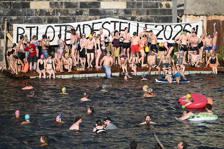 Menschen-nehmen-an-der-Schwimmdemo-Badeverbot-wegschwimmen-gegen-das-Badeverbot-in-der-Spree-teil