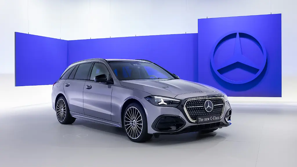 Das-neue-Mercedes-Benz-C-Klasse-T-Modell-2026-Exterieur-Lavender-Silber-Mercedes-Benz-C-300-e-T-Modell-Plug-In-Hybrid-Energieverbrauch-gewichtet-kombiniert-16-0-15-2-kWh-100-km-plus-2-7-2-4-l-100-km-Kraftstoffverbrauch-kombiniert-bei-entladener-Batterie-7-7-6-9-l-100-km-CO-Emissionen-gewichtet-kombiniert-61-55-g-km-CO-Klasse-gewichtet-kombiniert-B-CO-Klassen-bei-entladener-Batterie-F-The-new-Mercedes-Benz-C-Class-Estate-2026-Exterior-Lavender-Silver-Mercedes-Benz-C-300-e-Estate-Plug-In-Hybrid-Weighted-combined-energy-consumption-16-0-15-2-kWh-100-km-plus-2-7-2-4-l-100-km-Combined-fuel-consumption-with-discharged-battery-7-7-6