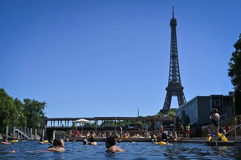 Paris-Plage-reopen-in-Paris-FA-Parisians-and-tourists-swim-and-cool-themselves-in-the-River-Seine-as-Paris-Plage-2026-edition-is-open-in-Paris-on-July-4-2026-Photo-by-Firas-Abdullah-ABACAPRESS