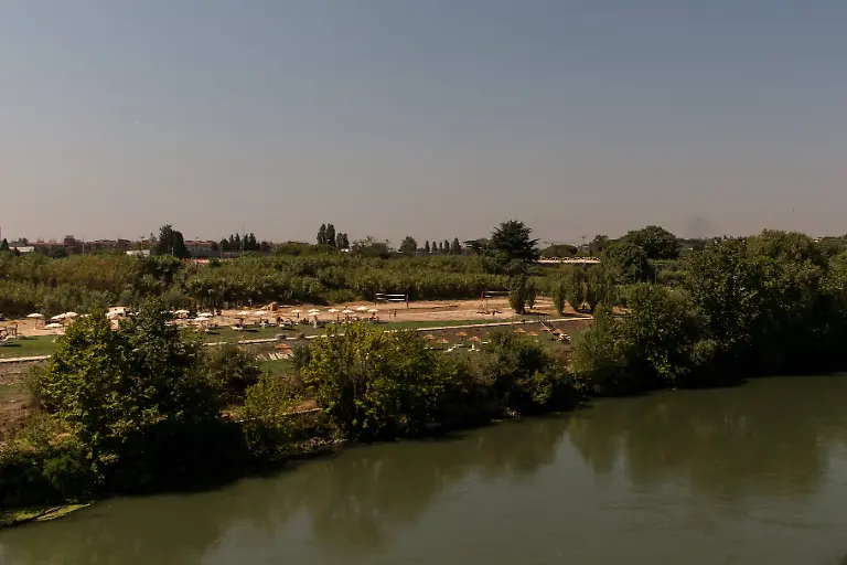 Rome-Beach-On-River-Tiber-Tiberis-beach-along-the-Tiber-river-in-Rome-Italy-23-July-2022-The-beach-for-which-the-idea-was-inspired-by-public-artificial-beaches-in-other-European-metropolises-and-planned-back-in-2017-offers-a-beach-like-sand-area-and-grass-strips-along-the-car-free-river-banks-of-the-Tiber-in-Rome-on-July-23-2022-in-Rome-Italy-Rome-Italy-Italy-PUBLICATIONxNOTxINxFRA-Copyright-xAndreaxRonchinix-originalFilename-ronchini-romebeac220723-npKSZ