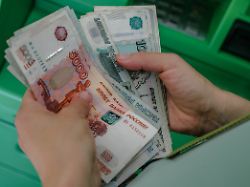 Flucht ins Bargeld : Russen heben Milliarden von ihren Konten ab