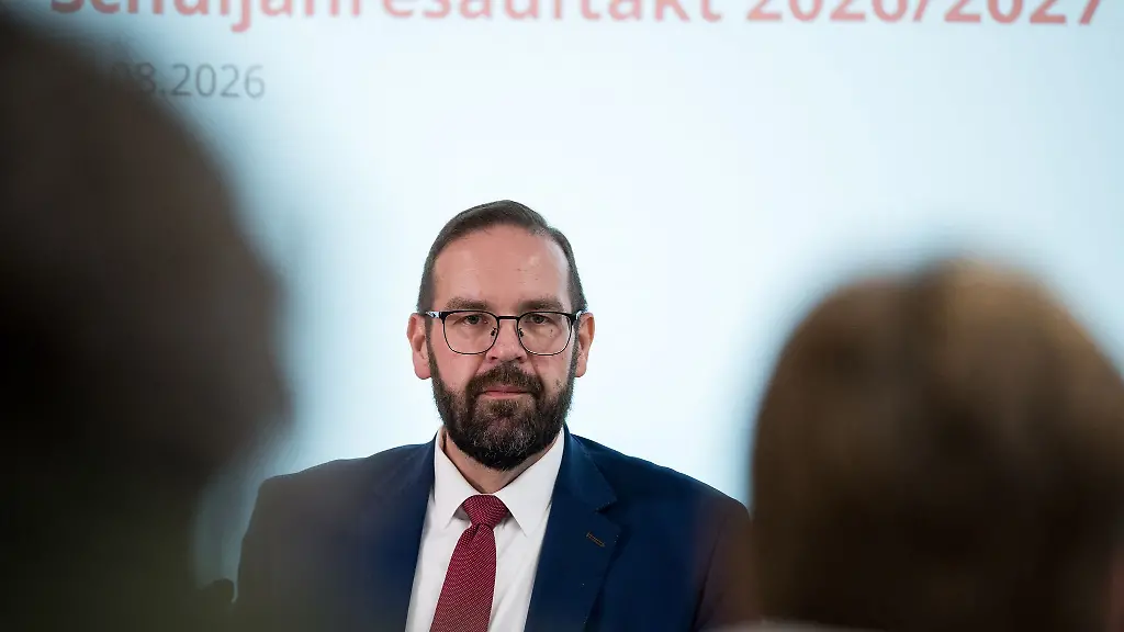 Brandenburgs-Bildungsminister-Hoffmann-wagt-einen-Blick-aufs-neue-Schuljahr