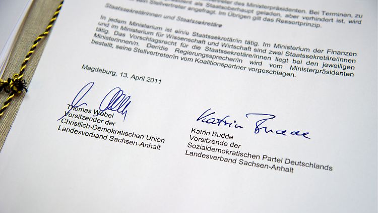 Der vom CDU-Landeschef Webel und der Landesvorsitzenden der SPD, Budde, unterzeichnete Koalitionsvertrag.