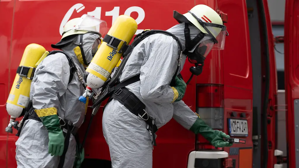 Die-Berufsfeuerwehr-Mainz-hat-auf-dem-Campus-der-Johannes-Gutenberg-Universitaet-den-Umgang-mit-radioaktiven-Stoffen-trainiert