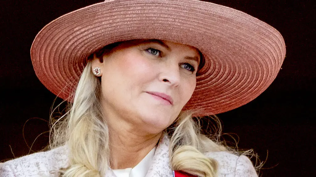 OSLO-17-05-2026-Norwegian-Royal-Family-Crown-Princess-Mette-Marit-watch-the-procession-in-front-of-the-Royal-Palace-in-Oslo-Foto-Albert-Nieboer-Netherlands-OUT-Point-De-Vue-OUT