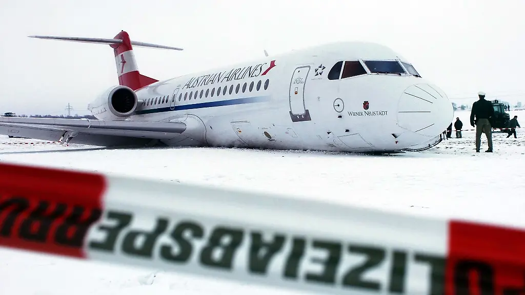 Eine-aus-Wien-kommende-Fokker-70-muss-2004-notlanden-Archivbild