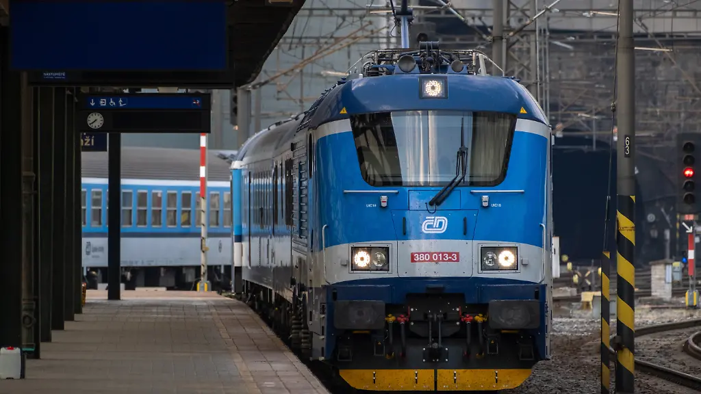 05-09-2024-Prag-Tschechien-Ankommender-Zug-am-Prager-Hauptbahnhof-Praha-hlavni-nadrazi-00A240905D020CARO