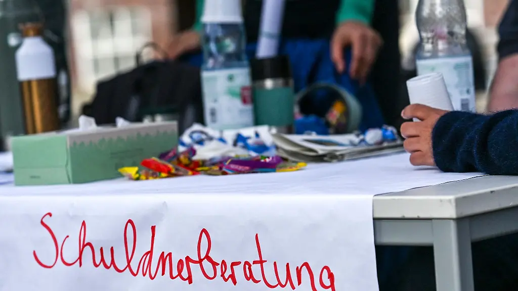 Die-Liga-der-Freien-Wohlfahrtspflege-warnt-vor-einer-Kuerzung-bei-der-Schuldnerberatung-im-Freistaat-Symbolbild