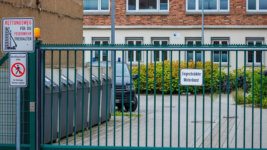 Unter-hohen-Sicherheitsvorkehrungen-laeuft-am-Landgericht-Rostock-ein-Prozess-gegen-ein-mutmassliches-Drogendealer-Paerchen