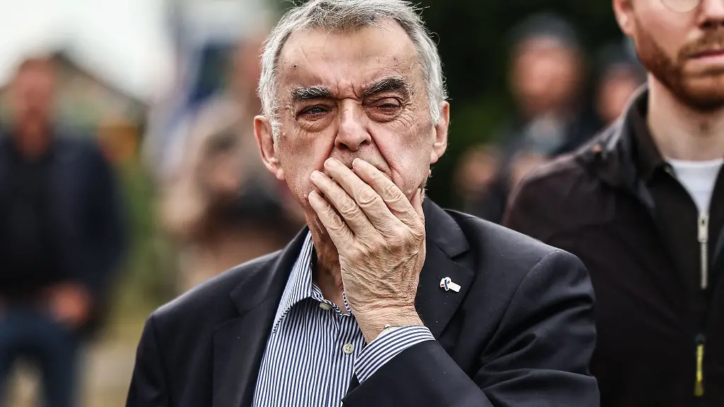 Innenminister-Herbert-Reul-blickt-an-der-deutsch-belgischen-Grenze-ins-Brandgebiet