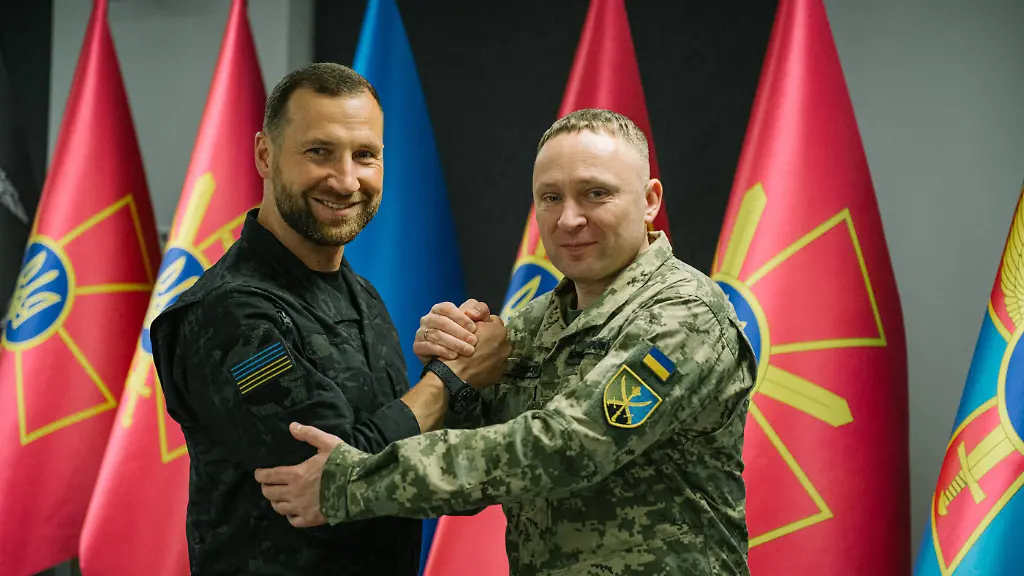 Auf-diesem-vom-ukrainischen-Verteidigungsministerium-bereitgestellten-Bild-zeigen-der-geschaeftsfuehrende-Verteidigungsminister-Jewhenij-Chmara-l-und-der-neue-Oberkommandierende-Generalmajor-Mychajlo-Drapatyj-r-demonstrative-Einigkeit