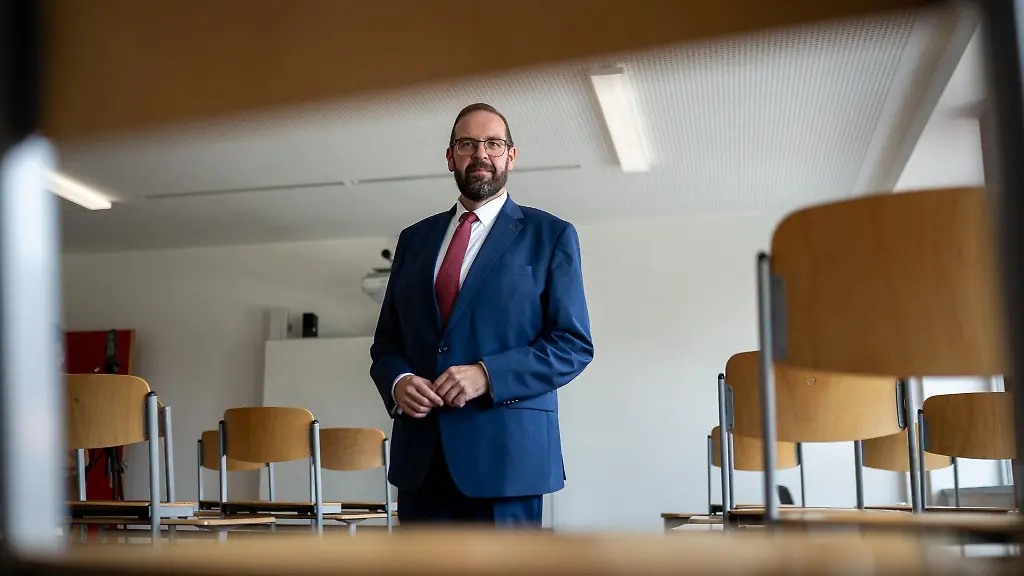 In-einer-Schule-in-Cottbus-hat-Minister-Hoffmann-seine-Plaene-fuers-kommende-Schuljahr-vorgestellt