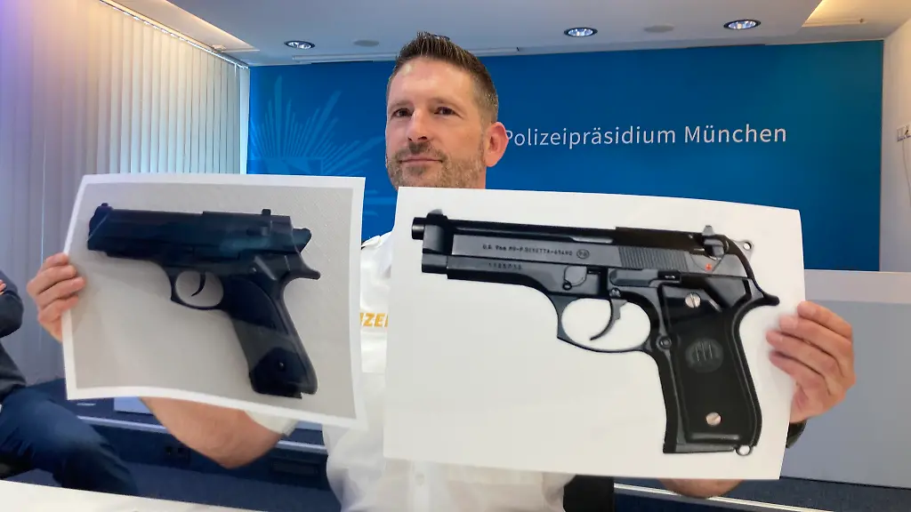 Polizei-Pressesprecher-Thomas-Schelshorn-zeigt-die-Softair-Waffe-links-und-eine-echte-Berreta-92-rechts