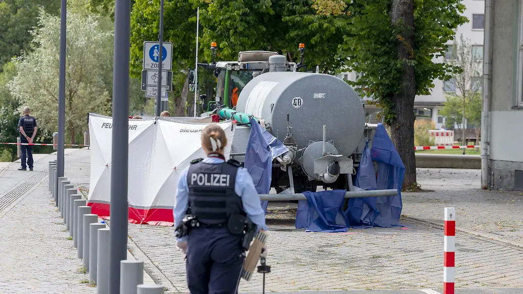 Toedlicher-Unfall-in-der-Innenstadt-Der-Traktor-mit-angehaengtem-Bewaesserungsfass-hatte-eine-Gruenflaeche-bewaessern-wollen-Beim-Zuruecksetzen-erfasste-das-Gespann-einen-Fussgaenger
