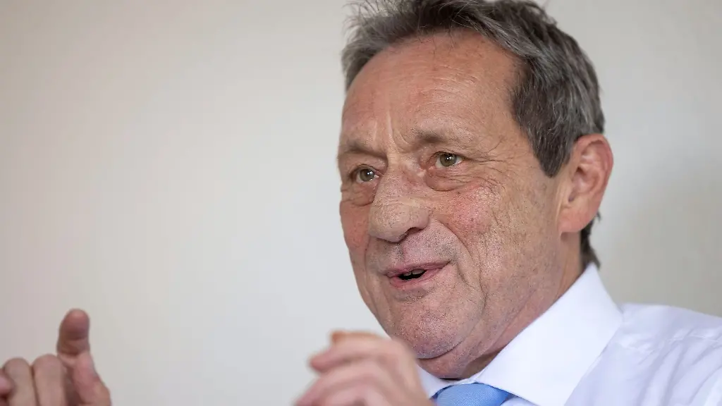Der-rheinland-pfaelzische-Innenminister-ist-Achim-Schwickert-64-Jahre-alt-geworden