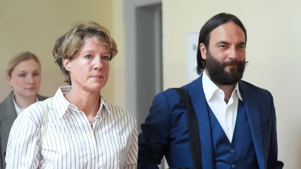 Christina-Block-vorne-l-deutsche-Gastronomin-und-Unternehmerin-Anwalt-Ingo-Bott-r-Verteidiger-von-Block-und-Anwaeltin-Paula-Wlodarek-hinten-l-Verteidigerin-von-Block-kommen-zum-Gerichtssaal-im-Prozess-wegen-mutmasslicher-Kindesentfuehrung-im-Landgericht-Hamburg-In-der-Silvesternacht-2023-24-brachten-laut-Anklage-maskierte-Maenner-zwei-Kinder-der-Gastronomie-Unternehmerin-Block-von-Daenemark-nach-Deutschland-Wegen-der-mutmasslichen-Entfuehrung-findet-am-Landgericht-Hamburg-der-Prozess-statt-unter-anderem-gegen-Block