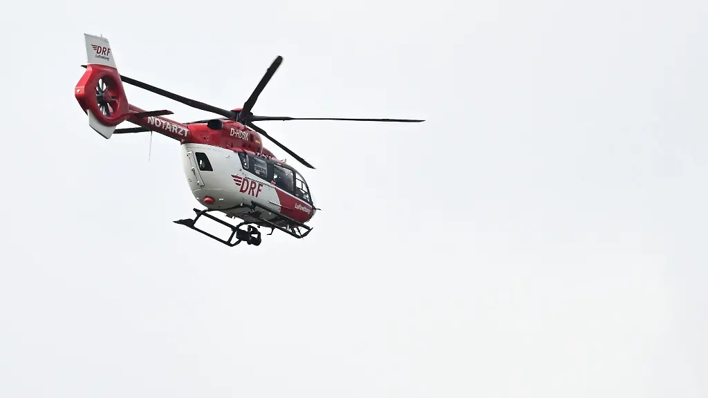 Ein-Rettungshubschrauber-brachte-die-Frau-in-eine-Klinik