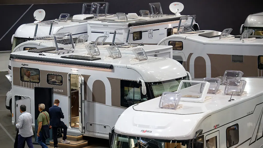 Besucher-gehen-beim-Caravan-Salon-Messe-fuer-Caravaning-Camping-und-Outdoor-Tourismus-durch-Hallen-mit-Campingmobilen-Bis-zum-7-September-zeigen-mehr-als-810-Aussteller-in-15-Messehallen-und-auf-dem-Freigelaende-das-Angebot-der-Branche