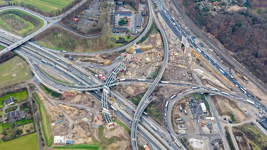 Die-Autobahn-40-zwischen-den-Kreuzen-Kaiserberg-hier-mit-Blick-von-oben-mit-einer-Drohne-und-Duisburg-muss-wegen-moeglicher-Blindgaenger-am-Wochenende-gesperrt-werden