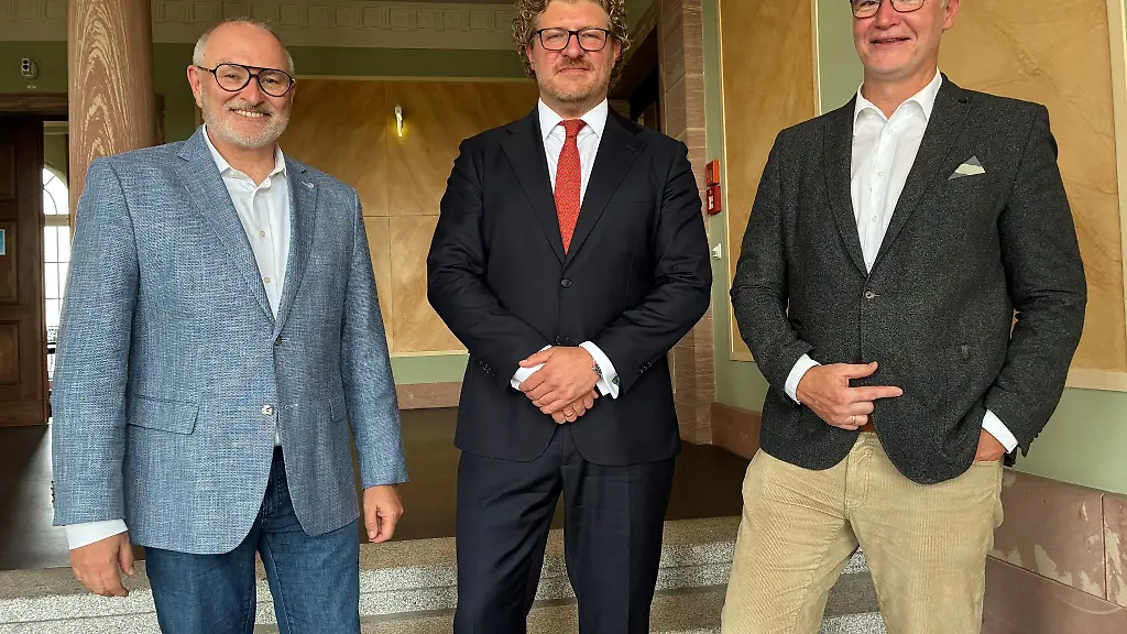 Die-Geschaeftsfuehrung-des-Chemieparks-Bitterfeld-v-l-Kai-Uwe-Kauel-Max-Fuhr-und-Patrice-Heine-sieht-Wachstumsmoeglichkeiten-in-Europa