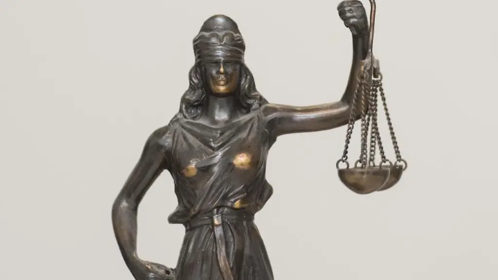 Eine-Figur-der-Justitia
