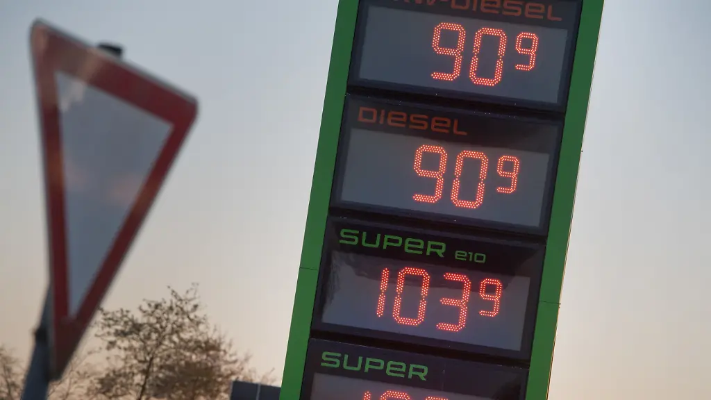 Nach-den-Rekordtiefs-an-den-Zapfsaeulen-steigt-der-Oelpreis-wieder