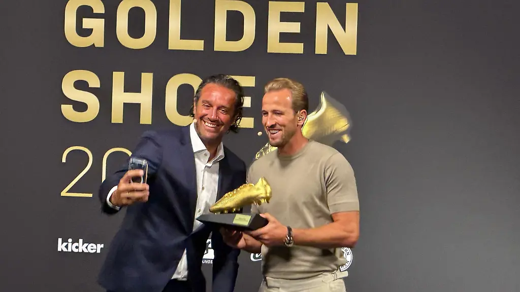 Harry-Kane-vom-FC-Bayern-macht-bei-seiner-Auszeichnung-zum-Gewinner-des-Goldenen-Schuh-in-der-Allianz-Arena-ein-Selfie-mit-Laudator-Luca-Toni