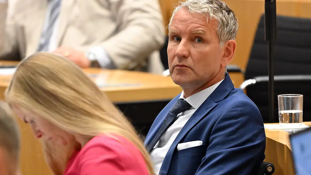 Bjoern-Hoecke-r-Vorsitzender-der-AfD-in-Thueringen-und-AfD-Fraktionschef-nimmt-an-der-Sondersitzung-des-Thueringer-Landtags-teil-Im-Anschluss-an-die-Sondersitzung-zum-Antrag-der-AfD-Parteienfreiheit-Versammlungsfreiheit-und-oeffentliche-Sicherheit-gewaehrleisten-Bundesparteitag-der-AfD-in-Erfurt-vor-rechtswidrigen-Blockaden-und-politischer-Einschuechterung-schuetzen-beginnt-die-regulaere-Landtagssitzung