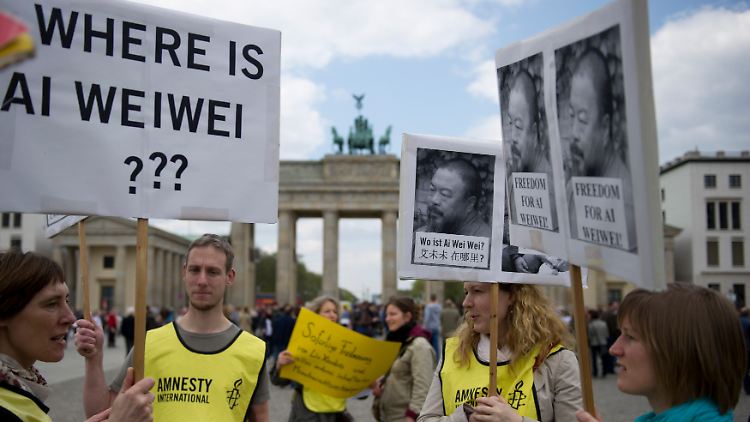 Mahnwache: Amnesty-Unterstützer demonstrieren in Berlin vor dem Brandenburger Tor.