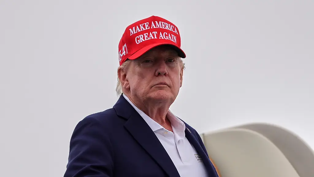 US-Praesident-Donald-Trump-steigt-auf-dem-Flughafen-Morristown-in-die-Air-Force-One-ein