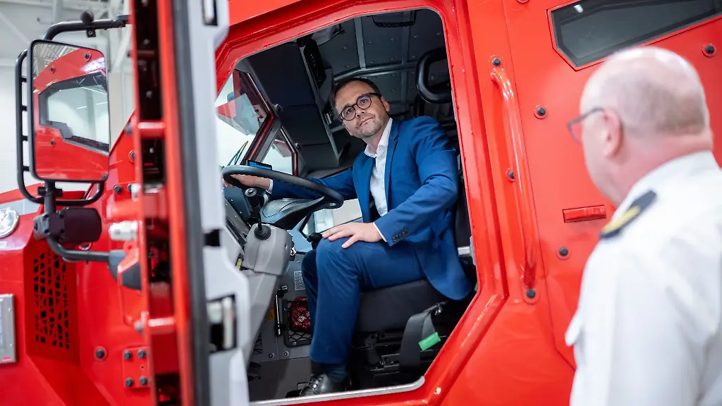 Im-Feuerwehrfahrzeug-Innenminister-Jan-Redmann-CDU-will-den-Waldbrandschutz-staerken