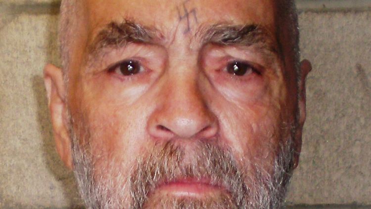 Der Mann mit den Hakenkreuz auf der Stirn: Charles Manson. 