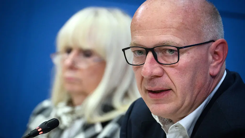 Berlins-Regierender-Buergermeister-Kai-Wegner-r-CDU-und-Innensenatorin-Iris-Spranger-SPD