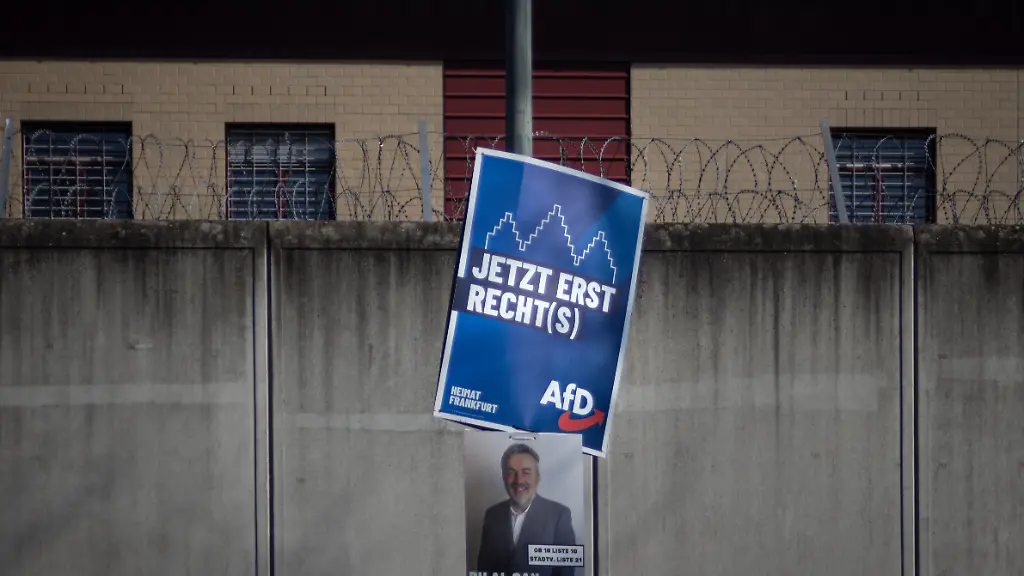 Wahlplakte-der-AfD-Alternative-fuer-Deutschland-und-von-Frankfurt-Sozial-haengen-vor-einem-Gefaengnis-in-Frankfurt-am-Main-Die-hessische-Landesregierung-hat-den-15-Maerz-2026-als-Wahltag-fuer-die-Kommunalwahlen-in-Hessen-festgelegt-An-diesem-Tag-finden-in-Frankfurt-am-Main-die-Wahlen-der-Stadtverordnetenversammlung-und-der-16-Ortsbeiraete-statt