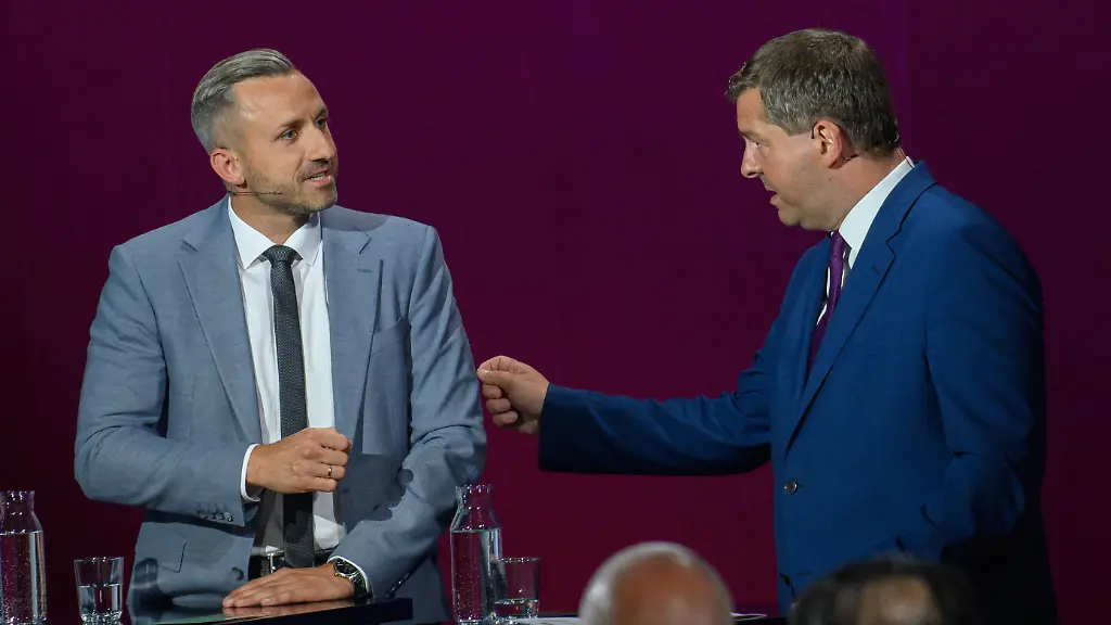 Ulrich-Siegmund-l-AfD-und-Sven-Schulze-CDU-Ministerpraesident-von-Sachsen-Anhalt-stehen-im-MDR-Studio-nebeneinander-Dort-fand-die-Sendung-Fakt-ist-statt-In-der-Live-Sendung-beantworteten-die-Spitzenkandidaten-Fragen-aus-dem-Publikum