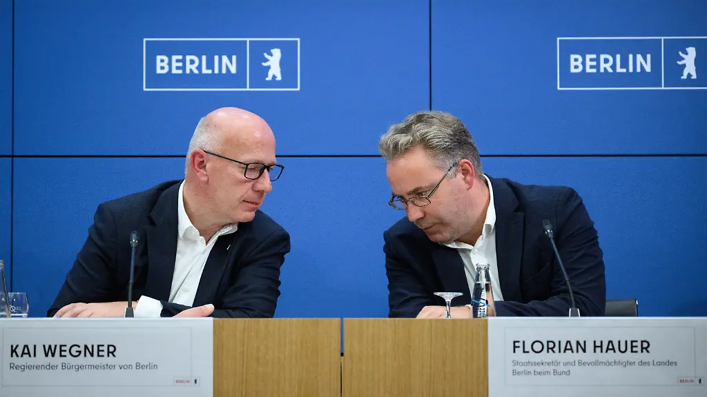 Kai-Wegner-l-CDU-Regierender-Buergermeister-von-Berlin-und-Florian-Hauer-Chief-Digital-Officer-CDO-und-Staatssekretaer-fuer-Digitalisierung-und-Verwaltungsmodernisierung-unterhalten-sich-bei-einer-Pressekonferenz-im-Roten-Rathaus-zum-Hackerangriff-auf-Teile-der-Berliner-Verwaltung