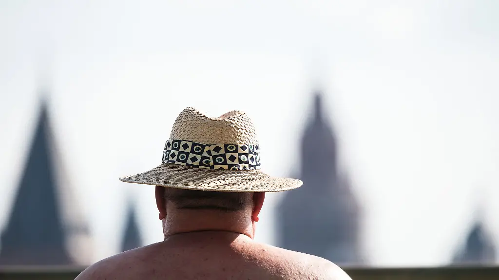 Mit-nacktem-Oberkoerper-und-Hut-bleibt-oft-nur-der-Fernblick-auf-den-Mainzer-Dom