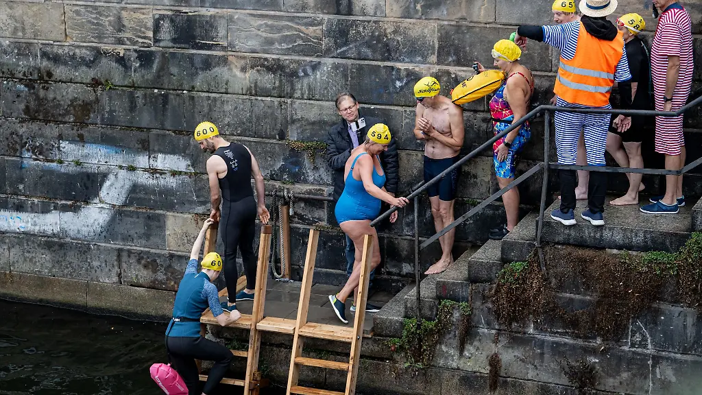 Der-Verein-Flussbad-ruft-immer-wieder-zu-Schwimm-Demos-in-der-Spree-auf-um-gegen-das-Badeverbot-zu-protestieren