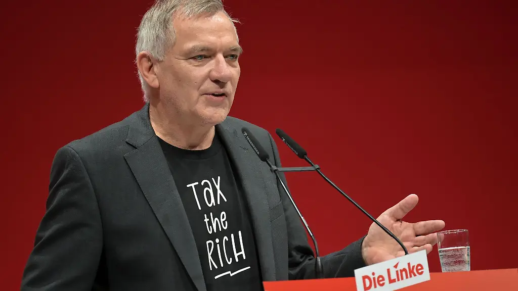 Jan-van-Aken-besucht-die-Stadt-Aken-und-fuehlt-sich-dem-Ort-schon-durch-den-Namen-verbunden