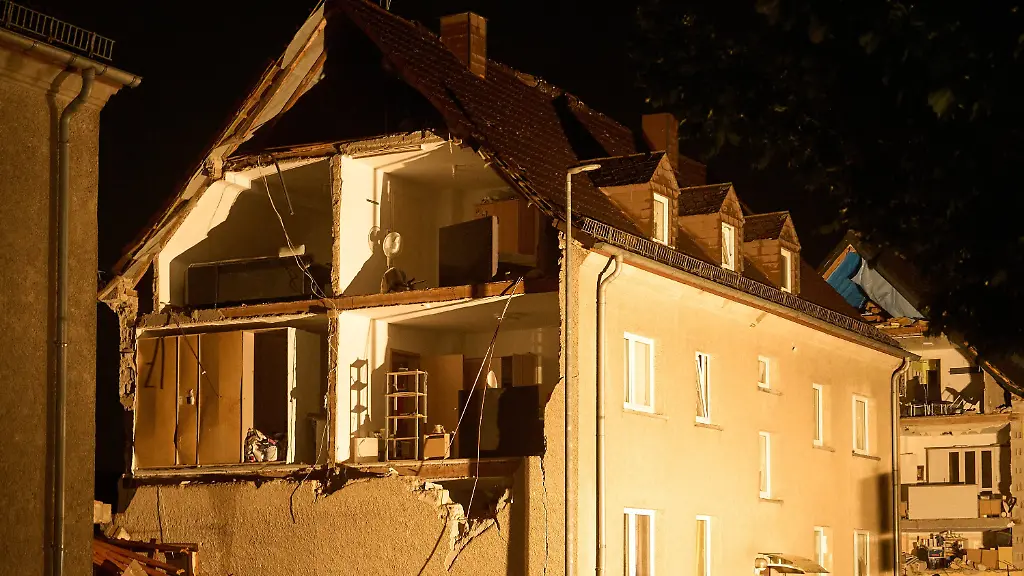 19-08-2026-Rheinland-Pfalz-Hoehr-Grenzhausen-Nach-einem-heftigen-Gewittersturm-sind-mehrere-Haeuser-stark-beschaedigt-worden