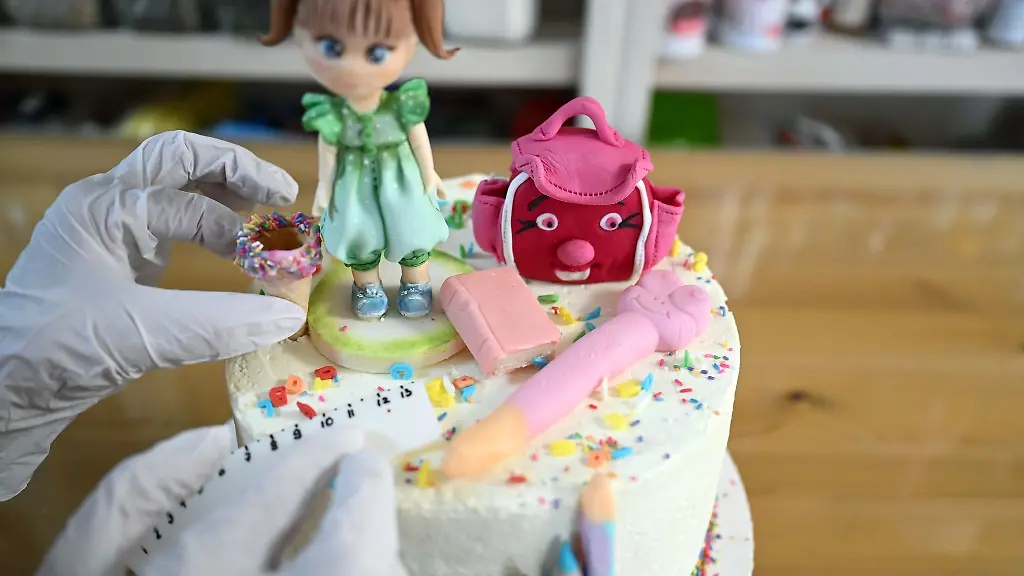 Besonders-beliebt-sind-zur-Einschulung-bunte-und-froehliche-Torten