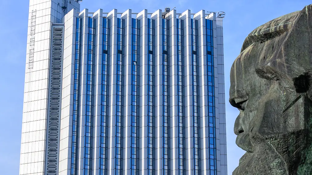 Seit-Jahresbeginn-steht-das-einstige-Hotel-Congress-im-Herzen-von-Chemnitz-leer-Nun-soll-die-Fassade-des-markanten-Gebaeudes-zur-interaktiven-Projektionsflaeche-von-Lichtkunst-werden