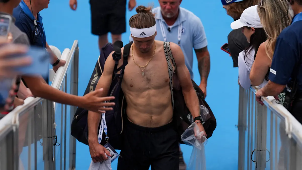 Aug-19-2026-Mason-OH-USA-Alexander-Zverev-GER-walks-off-the-court-as-rain-falls-during-the-match-against-Tommy-Paul-USA-during-the-Cincinnati-Open-at-Lindner-Family-Tennis-Center-Play-was-suspended-due-to-inclement-weather