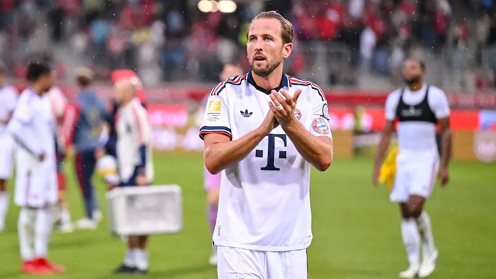 18-08-2026-Baden-Wuerttemberg-Heidenheim-Fussball-Testspiele-1-FC-Heidenheim-FC-Bayern-Muenchen-Harry-Kane-FC-Bayern-Muenchen-bedankt-sich-bei-den-Fans-Foto-Harry-Langer-DeFodi-dpa-dpa-WICHTIGER-HINWEIS-Gemaess-den-Vorgaben-der-Bundesliga-bzw-des-DFB-Deutscher-Fussball-Bund-ist-es-untersagt-in-dem-Stadion-und-oder-vom-Spiel-angefertigte-Fotoaufnahmen-in-Form-von-Sequenzbildern-und-oder-videoaehnlichen-Fotostrecken-zu-verwerten-bzw-verwerten-zu-lassen