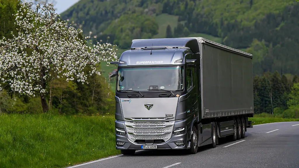Das-Handout-zeigt-einen-E-Lastkraftwagen-eTopas-600-von-SuperPanther-In-Oesterreich-hat-die-Serienproduktion-eines-E-Lastkraftwagens-begonnen-der-aus-chinesischen-und-europaeischen-Teilen-besteht-Der-eTopas-600-sei-fuer-ein-Gesamtzuggewicht-von-42-Tonnen-ausgelegt-und-habe-eine-Reichweite-von-rund-600-Kilometern-teilte-die-Firma-SuperPanther-mit-Gefertigt-wird-der-Transporter-bei-Steyr-Automotive