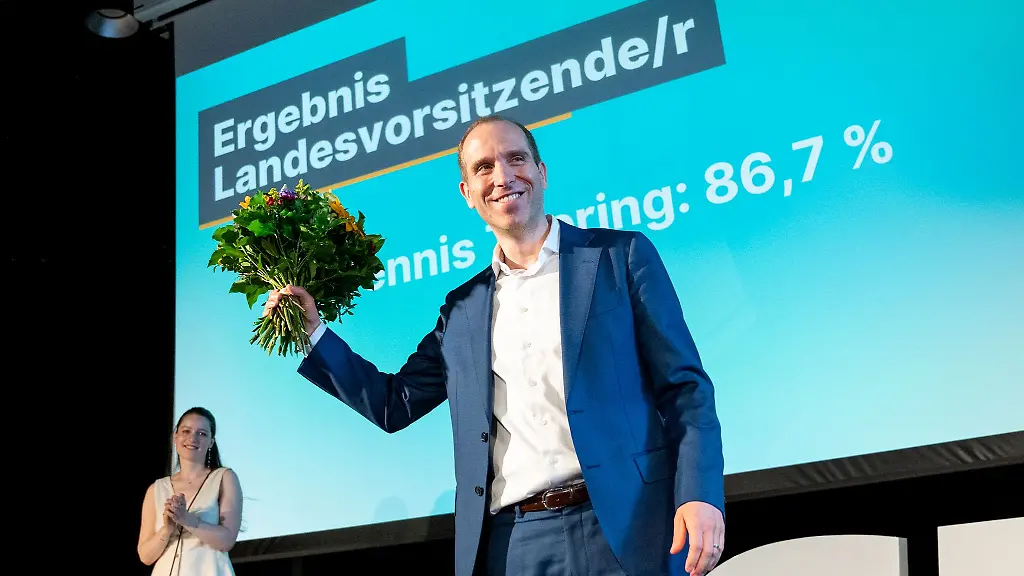 Hamburgs-CDU-Oppositionsfuehrer-Dennis-Thering-will-bei-schweren-und-schwersten-Straftaten-die-Strafmuendigkeit-von-derzeit-14-auf-12-Jahre-senken-Ausserdem-sollen-Heranwachsende-im-Alter-von-18-bis-21-Jahren-in-solchen-Faellen-nur-noch-ausnahmsweise-nach-dem-Jugendstrafrecht-abgeurteilt-werden